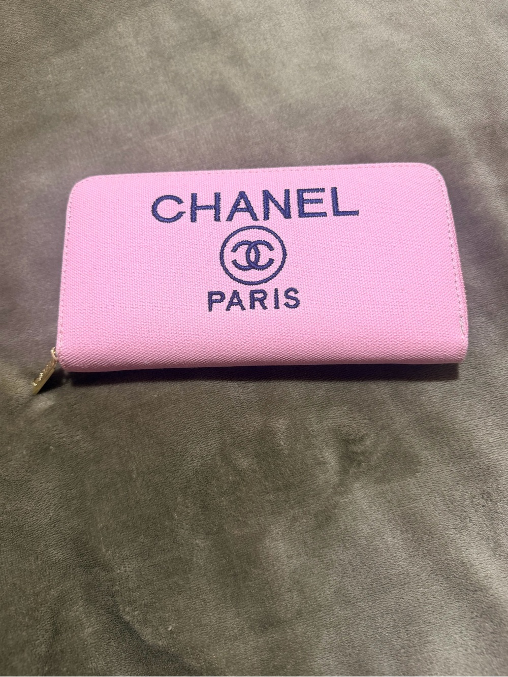 Unbranded zip around wallet